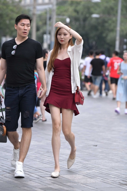 漂亮的长腿红裙美女(33P)[230M/JPG]