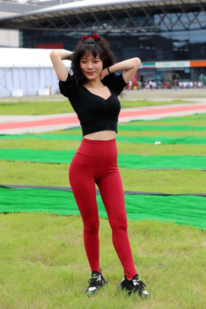 红色瑜伽裤小姐姐(20P)[387M/JPG]
