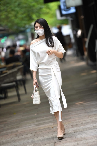 气质的白色包臀裙美女(59P)[1.4G/JPG]