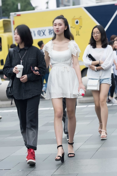 街拍白色连衣裙美女(25P)[401M/JPG]